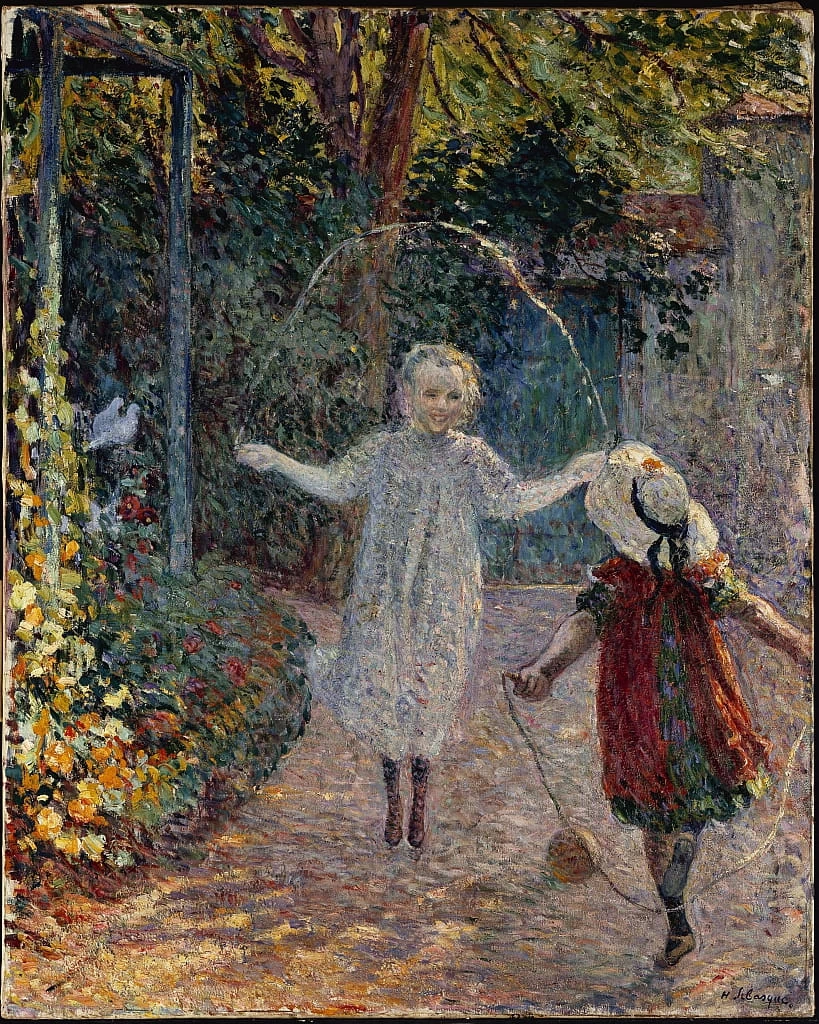 Bambine che saltano la corda in giardino